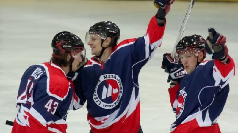 Artūrs Mickevičs (centrā) pagājušajā sezonā kļuva par "Liepājas metalurga" rezultatīvāko spēlētāju
Foto: skliepajasmetalurgs.lv