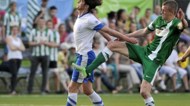 Mārtiņš Milašēvičs (pa labi) pret Rīgas "Daugavu" guva vienīgos vārtus un pārtrauca savu 1440 minūšu ilgo sauso sēriju
Foto: Romāns Kokšarovs, Sporta Avīze, f64