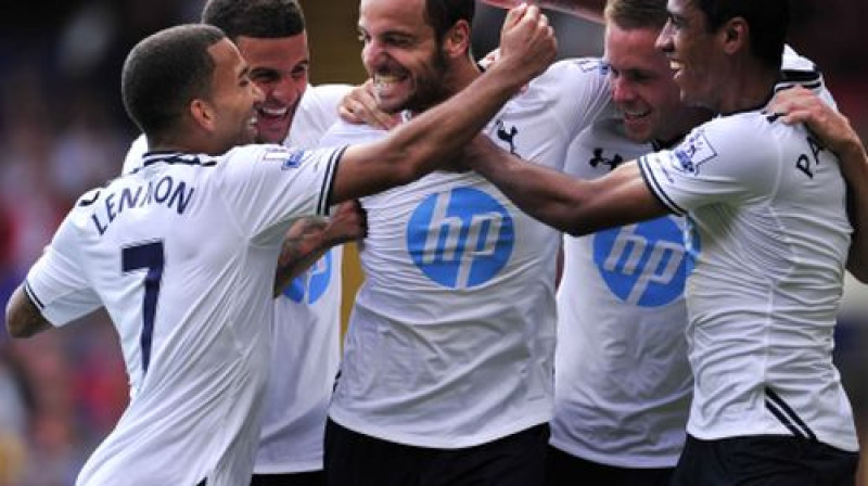 Roberto Soldado saņem komandas biedru apsveikumus
Foto: AFP/Scanpix