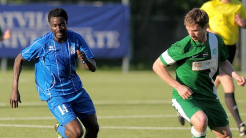 Divu vārtu autors Ibrahims Babatunde (no kreisās)
Foto: Gints Ivuškāns, f64