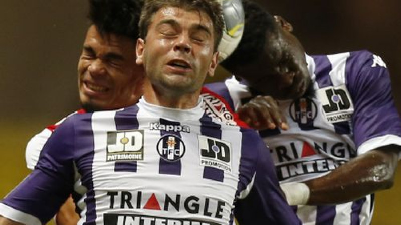 "Monaco" un "Toulouse" spēlētāji cīņā par bumbu
Foto: AFP/Scanpix