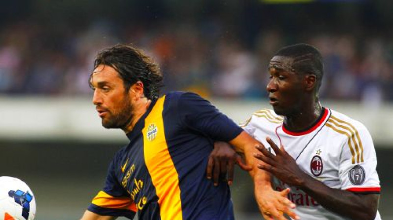 Kristians Zapata (no labās) šoreiz bija bezspēcīgs pret Luka Toni
Foto: LaPresse/scanpix