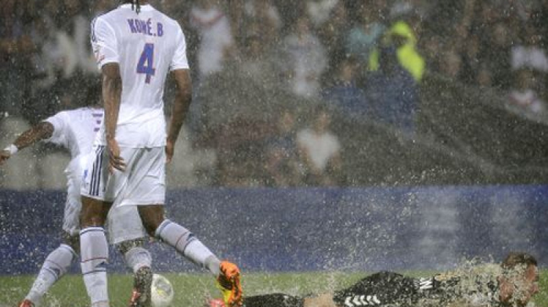 Lionas peldbaseins pirmā puslaika izskaņā - 2.puslaikā pēc lietus rimšanās laukuma kvalitāte gan krietni uzlabojās
Foto: AFP/Scanpix
