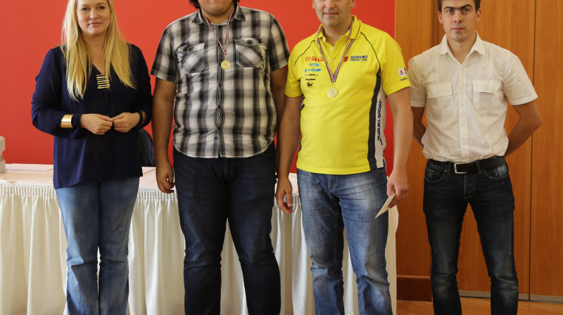 Turnīra organizatore Maija Romanovska, pāru turnīra uzvarētāji M.Klukovskis un A.Orlovičs un turnīra organizators Kārlis Rubins