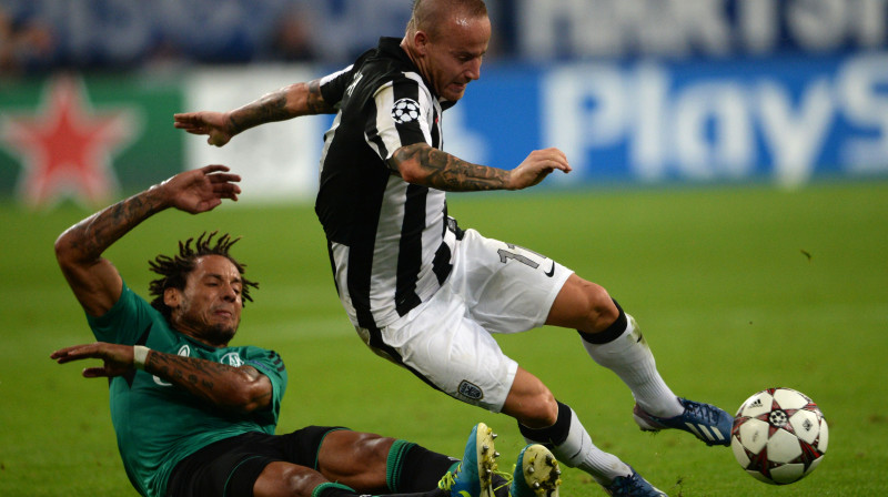 "Schalke" aizsargs Džermeins Džounss un PAOK vienīgo vārtu guvējs pagājušās nedēļas cīņā Miroslavs Stohs
Foto: AFP/Scanpix