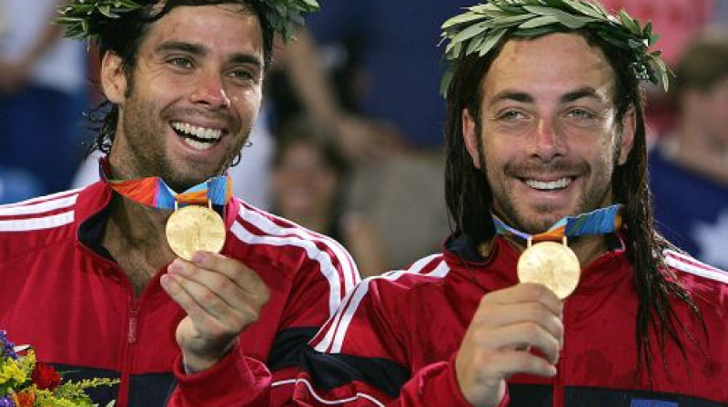 Nikolass Masu (no labās) Atēnās kopā ar Fernando Gonsalesu
Foto: AFP/Scanpix