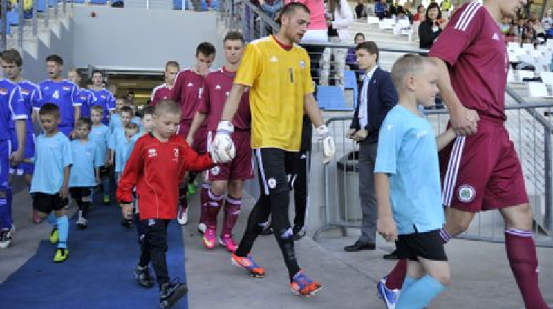 Latvijas U21 izlases kapteinis Vitālijs Jagodinskis (no labās)
Foto: Romāns Kokšarovs, Sporta Avīze, f64