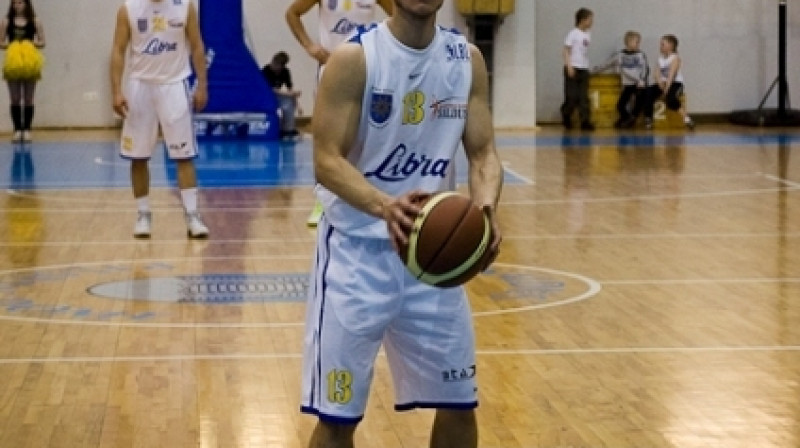 Edgars Buiķis ar bumbu, fonā Miks Ķenavs un Sandris Vītols
Foto: M.Laubergs