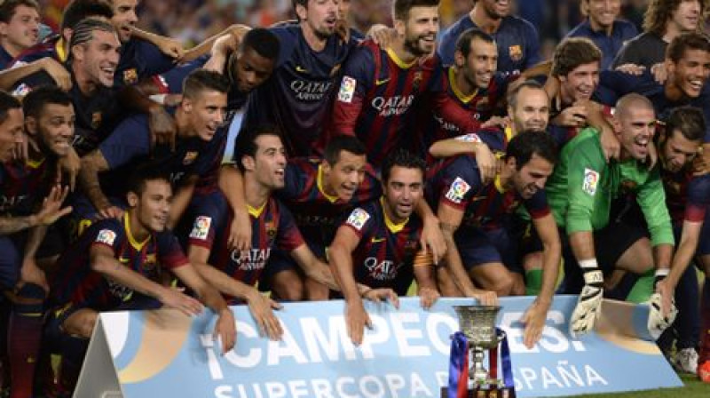 "Barcelona" komanda pulcējas ap Spānijas superkausu
Foto:AFP/Scanpix