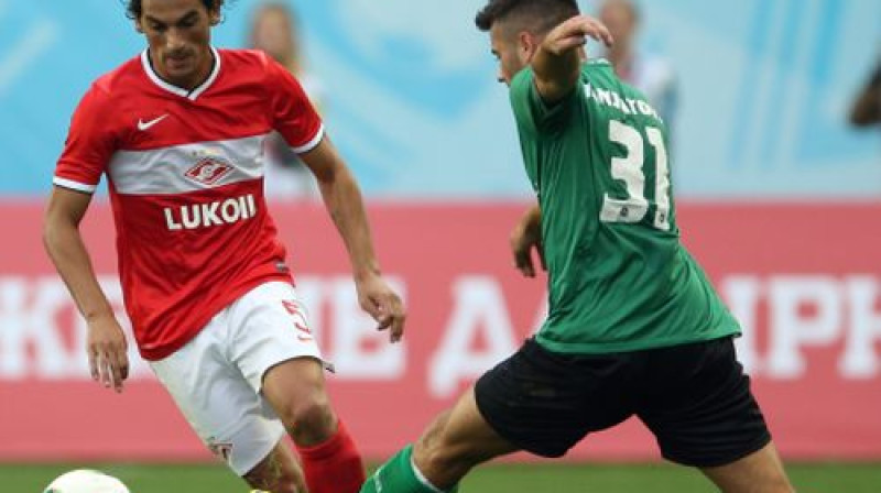 "Spartak" spēlētājs Tino Kosta cīnās ar "St. Gallen" futbolistu Dejanu Jantoviču
Foto:ITAR-TASS/Scanpix