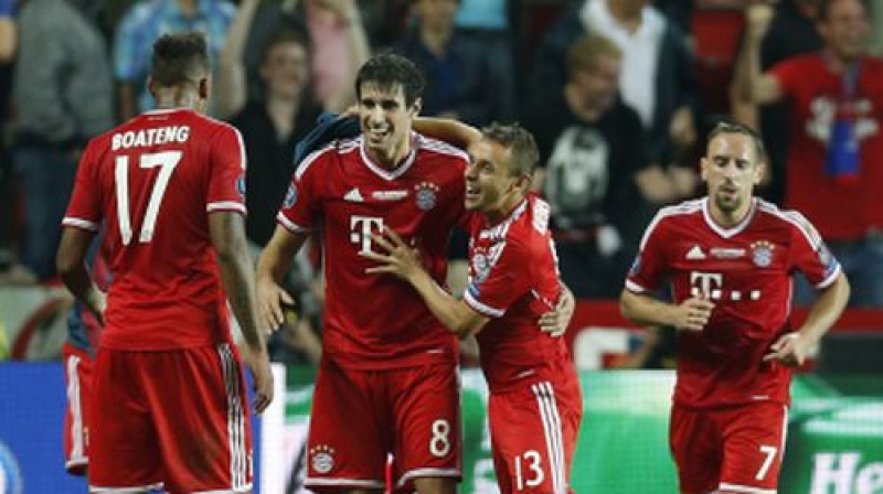 "Bayern" spēlētāji apsveic Havi Martinesu ar gūtajiem vārtiem
Foto:AP/Scanpix