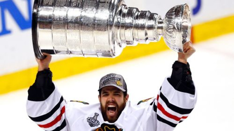 Korijs Kroufords virs galvas pacēlis Stenlija kausu
Foto:AFP/Scanpix