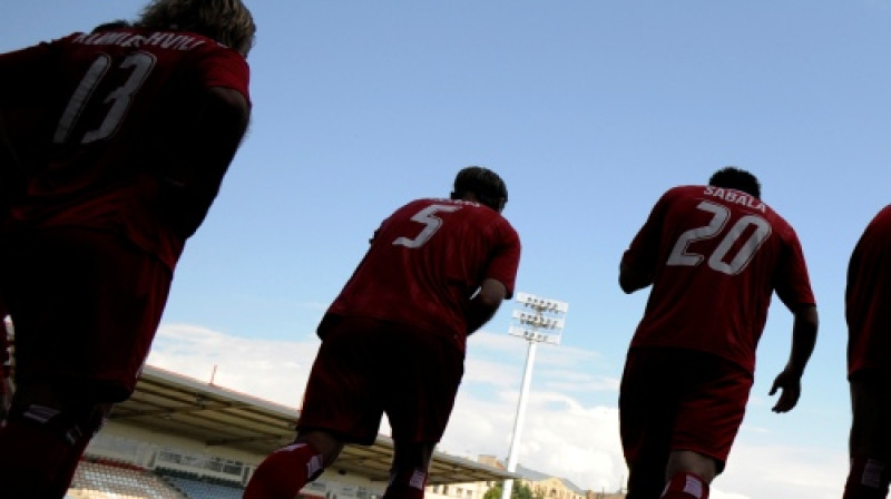 "Skonto" dodas laukumā, lai atkal nevainojami paveiktu darbiņu.
Foto: Romāns Kokšarovs, Sporta Avīze, F64