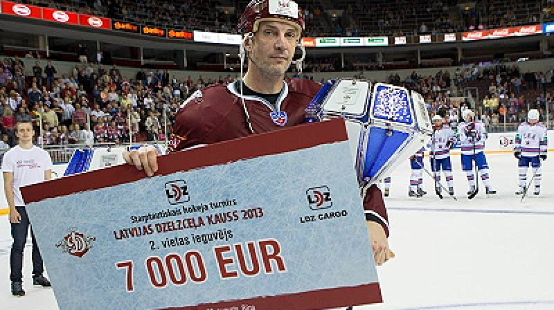 Pēdējā pārbaudes spēle galā, un Dinamo tās kapteiņa personā saņem turnīra 2. vietas "laurus". Foto: Rīgas Dinamo ofic. profils facebook.com