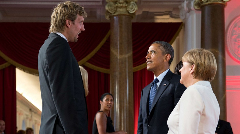 Dirks Novickis sarunājas ar Vācijas kancleri Angelu Merkeli un ASV prezidentu Baraku Obamu pirms vakariņām Šarlotenburgas pilī
Foto: SIPA/Scanpix