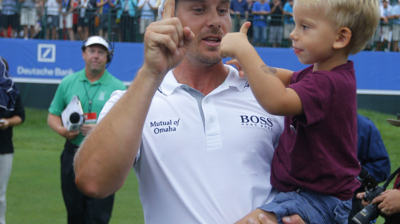 Henriks Stensons ar dēlu Karlu
Foto: Reuters/Scanpix