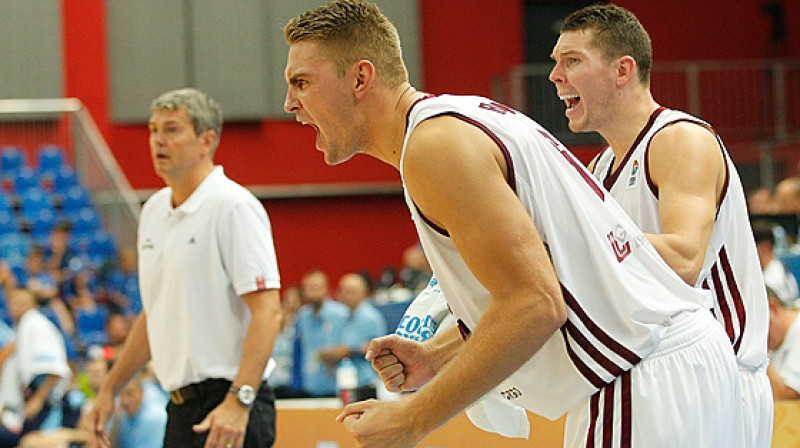 Dairis Bertāns un Rolands Freimanis: emocijas uz Latvijas valstsvienības rezervistu soliņa.
Foto: fibaeurope.com