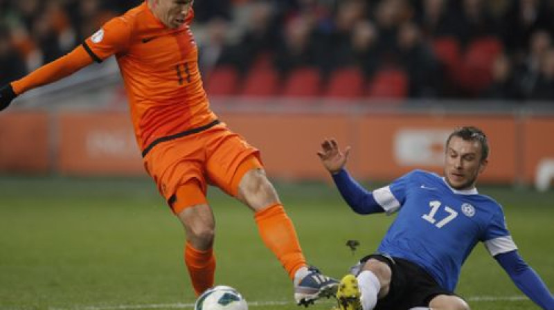 Arjens Robens cenšas pasargāt bumbu no igauņu aizsarga Enara Jāgera
Foto:AP/Scanpix