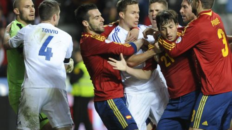 Saspringta cīņa Spānijas un Somijas izlašu pirmajā spēlē (1:1)
Foto:AFP/Scanpix