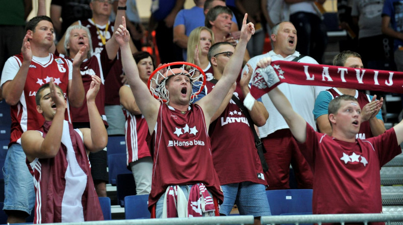 Latvijas fani spēlē pret Melnkalni
Foto: Romāns Kokšarovs, "Sporta Avīze", f64