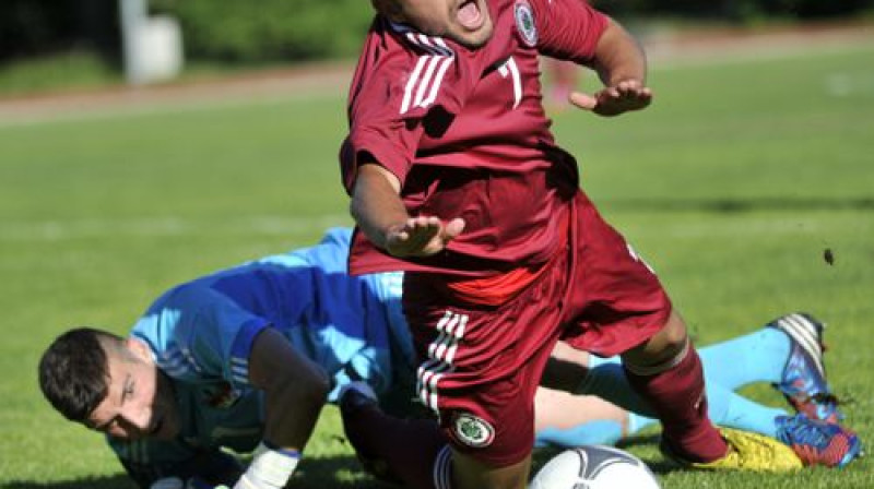 Artūrs Karašausks nopelna pendeli pret Lihtenšteinas U21 izlasi
Foto: Romāns Kokšarovs, Sporta Avīze, f64