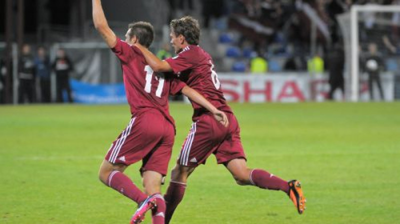 Artūrs Zjuzins (no kreisās) guva uzvaras vārtus
Foto: Gints Ivuškāns, f64