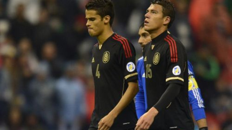 Meksikas futbolisti Djego Reijess un Hektors Moreno pamet laukumu neticībā
Foto:AP/Scanpix