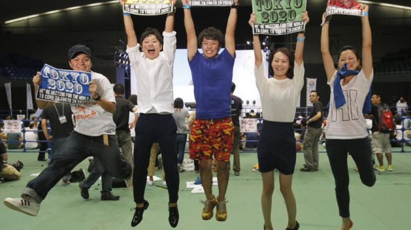 Tokijas iedzīvotāji līksmo piecos no rīta
Foto: AP/Scanpix