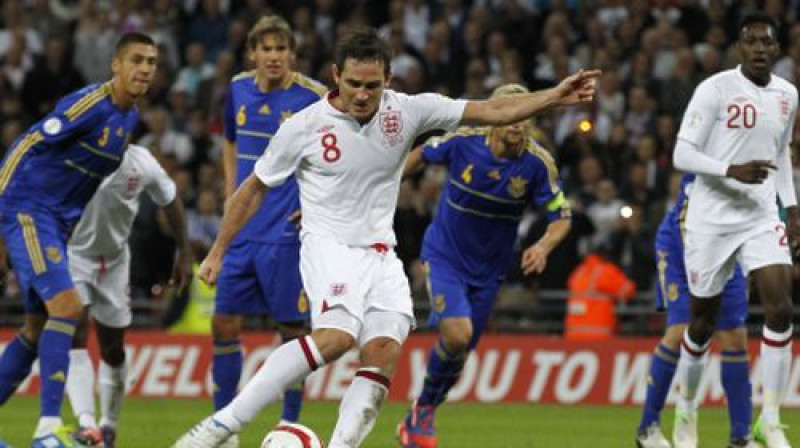 Frenks Lempards izpilda pendeli spēlē pret Ukrainu
Foto:AP/Scanpix