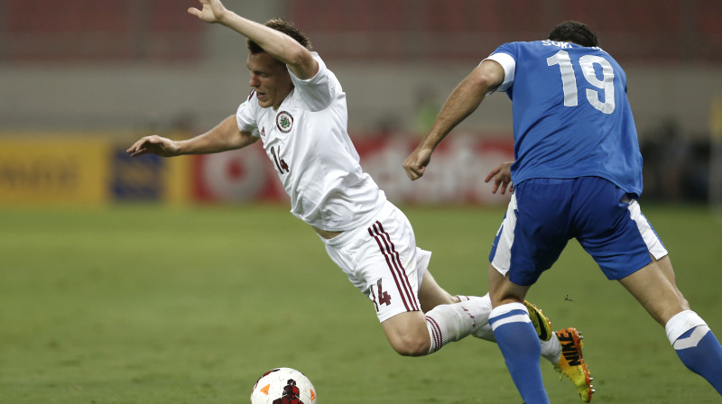 Pussargs Ritvars Rugins (att. pa kreisi) cīnījās kā zvērs, diemžēl viena no divcīņām beidzās ar sarkano kartīti... Foto: AP