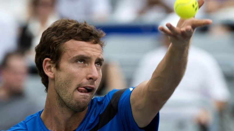 Ernests Gulbis spēlē pret Kanādas pirmo numuru Milošu Raoniču 2013. gada 9. augustā Monreālā
Foto: AP/Scanpix