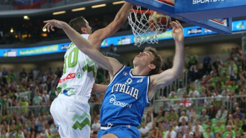 Boštjans Nahbars triec bumbu pāri Nikolo Melli
Foto: AP/Scanpix