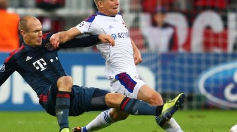 Aleksandrs Cauņa mēģina apturēt Arjenu Robenu
Foto: Getty Images