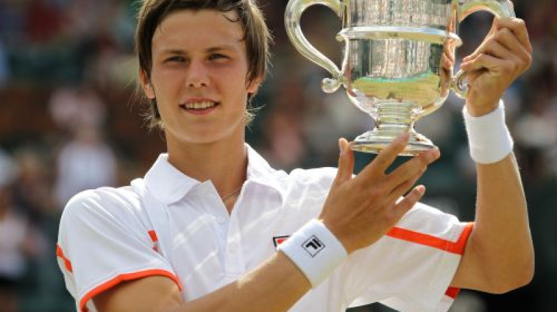 Mārtons Fučovičs ar Vimbldonas čempiona kausu
Foto: AFP/Scanpix