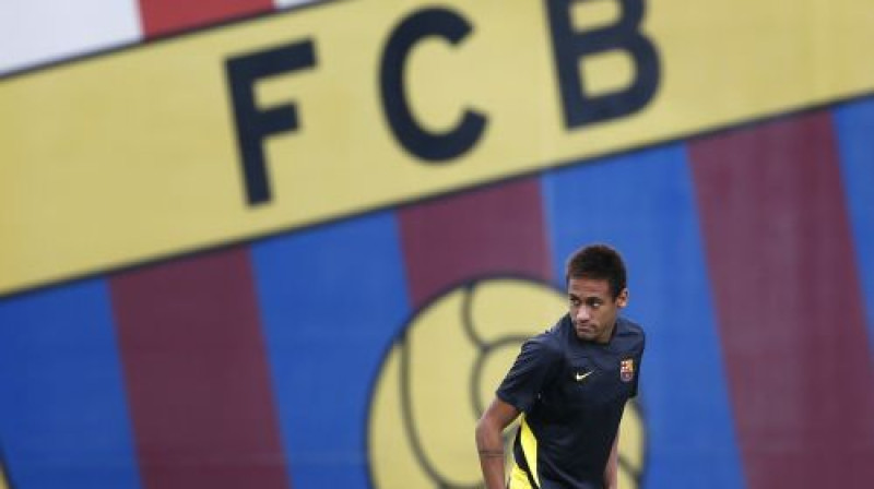 Par brazīlieti Neimāru "Barcelona" vasaras sākumā samaksāja 57 miljonus eiro jeb apmēram devīto daļu sava šīs sezonas budžeta
Foto:AP/Scanpix