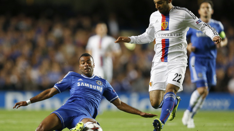 Lielas problēmas Ešlijam Koulam (pa kreisi) un visai "Chelsea" aizsardzībai šovakar sagādāja jaunais ēģiptietis Mohamads Salahs (pa labi)
Foto: AP/Scanpix