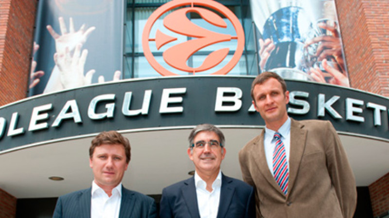 Andrejs Širokovs un Jirži Zideks nesen Barselonā tikās ar Eirolīgas vadītāju Žordi Bertomeu
Foto: www.vtb-league.com