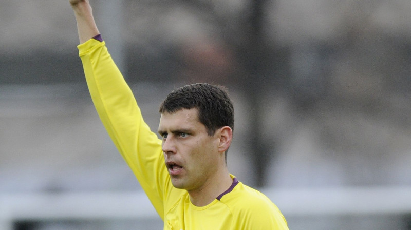 Tiesnesis Vadims Direktorenko (att.) pirmdien droši vien tiesāja vienu no savām sarežģītākajām spēlēm karjerā. Foto: Romāns Kokšarovs, "f64/Photo agency"