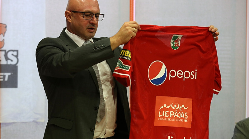 "Liepāja/Triobet" direktors Arturs Košeļevs preses konferencē 19. septembrī iepazīstina ar jauno spēļu un treniņformu
Foto: Mārtiņš Sīlis, www.loc.lv
