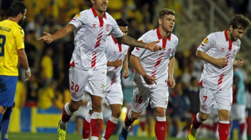 "Sevilla" futbolisti priecājas par gūtajiem vārtiem
Foto:AP/Scanpix
