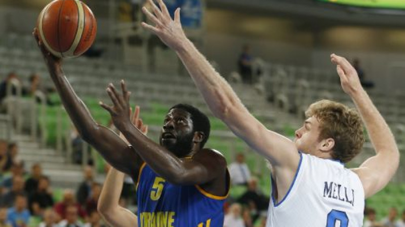 Ukrainas izlases spēlētājs Jūdžins Džeters pret itāli Nikolo Meli
Foto:AP/Scanpix