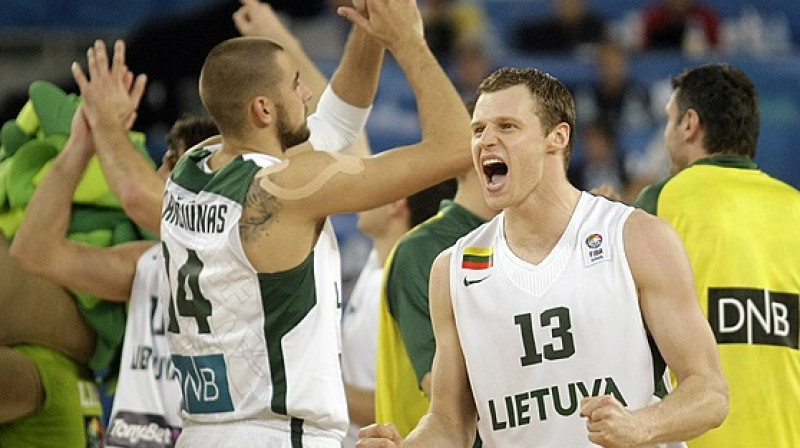 Jons Valančūns un Martins Pocjus priecājas par iekļūšanu Eiropas čempionāta pusfinālā
Foto: www.fibaeurope.com
