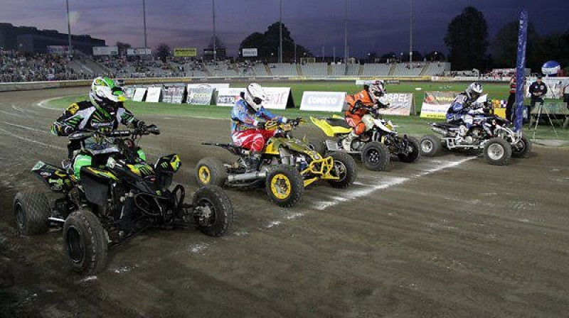 Kvadracikli uz starta spīdveja sacensībās Čenstohovas mototrekā.