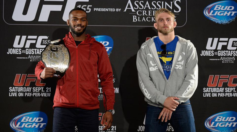 Džons Džonss (no kreisās) un Aleksandrs Gustafsons
Foto: ufc.com