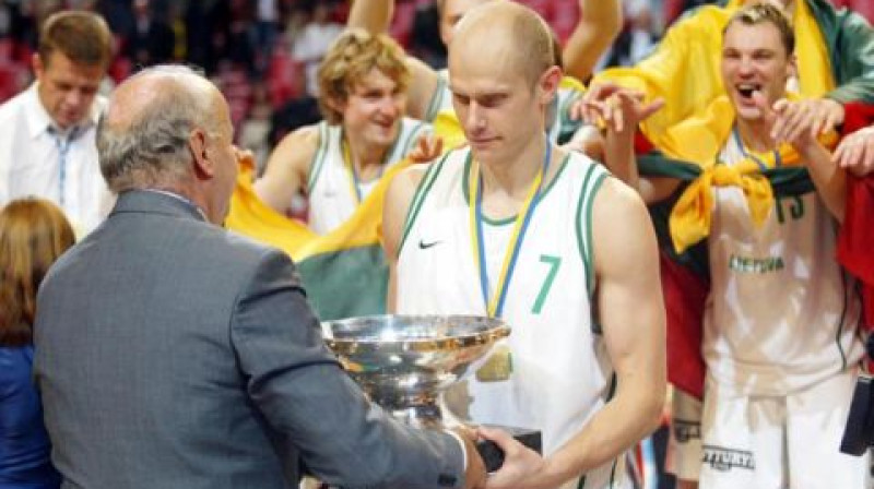 Sauļus Štombergs 2003. gada 14. septembrī Stokholmā saņem Eiropas čempionu kausu
Foto: www.fibaeurope.com