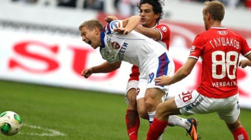 Aleksandrs Cauņa pret Tino Kostu un Denisu Glušakovu
Foto: Championat.com