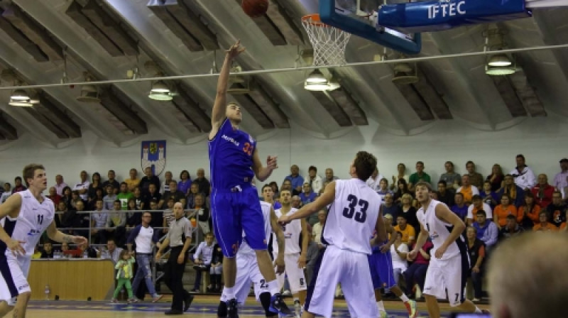 Mārtiņš Meiers debijas spēlē "Mitteldeutscher" sastāvā guva 9 punktus un izcīnīja 11 atlēkušās bumbas
Foto: www.mitteldeutscherbc.de
