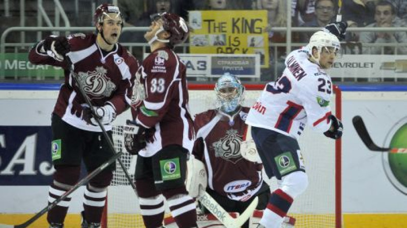 Kristaps Sotnieks, Mets Robinsons un Jakubs Sedlāčeks pārdzīvo zaudētos vārtus
Foto: Romāns Kokšarovs, Sporta Avīze, f64