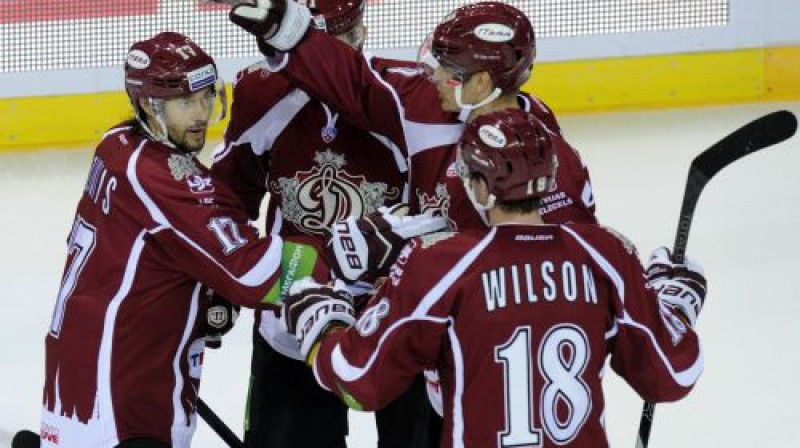 Rīgas "Dinamo" hokejisti atzīmē pārliecinošāko uzvaru sezonā
Foto: Romāns Kokšarovs, Sporta Avīze, f64