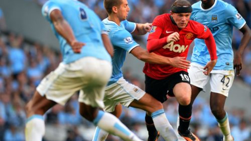 Veins Rūnijs trīs pretinieku ielenkumā
Foto: AFP/Scanpix